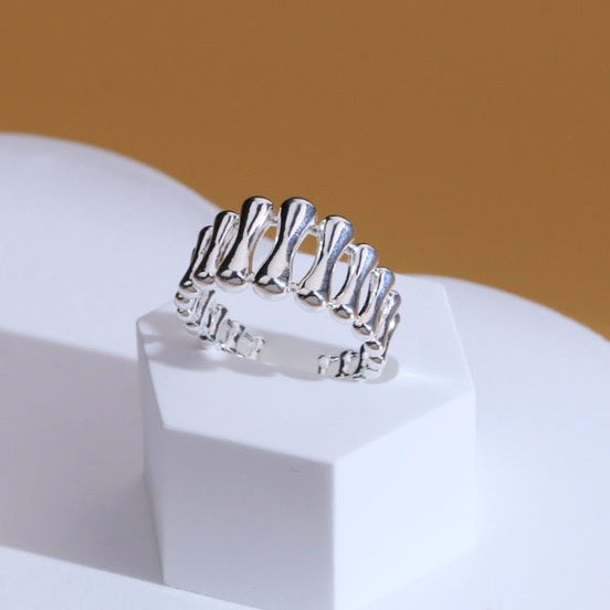 Elegant ring with drop-shaped mesh structure