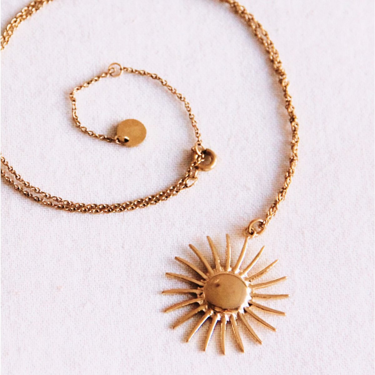 elegante Sonnenhalskette aus Premium-Edelstahl in Goldoptik