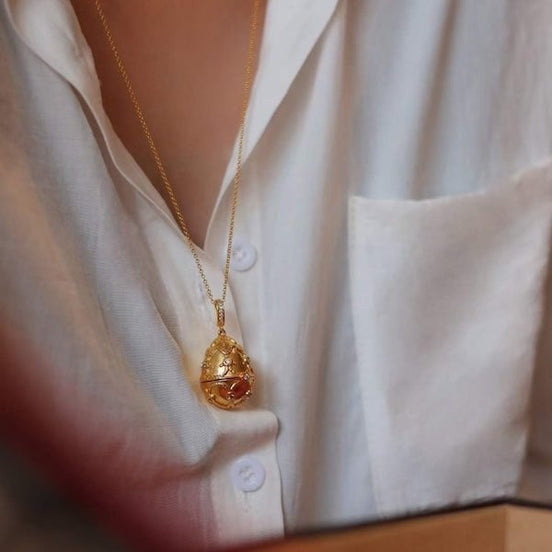 Pendentif œuf en or avec véritable rubis de style royal
