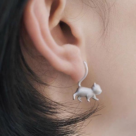 Playful earrings with a cute cat design