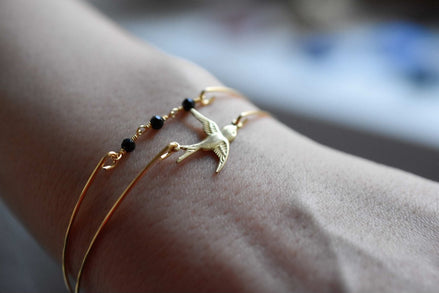 Eleganter vergoldeter Armreif mit fliegender Schwalbe