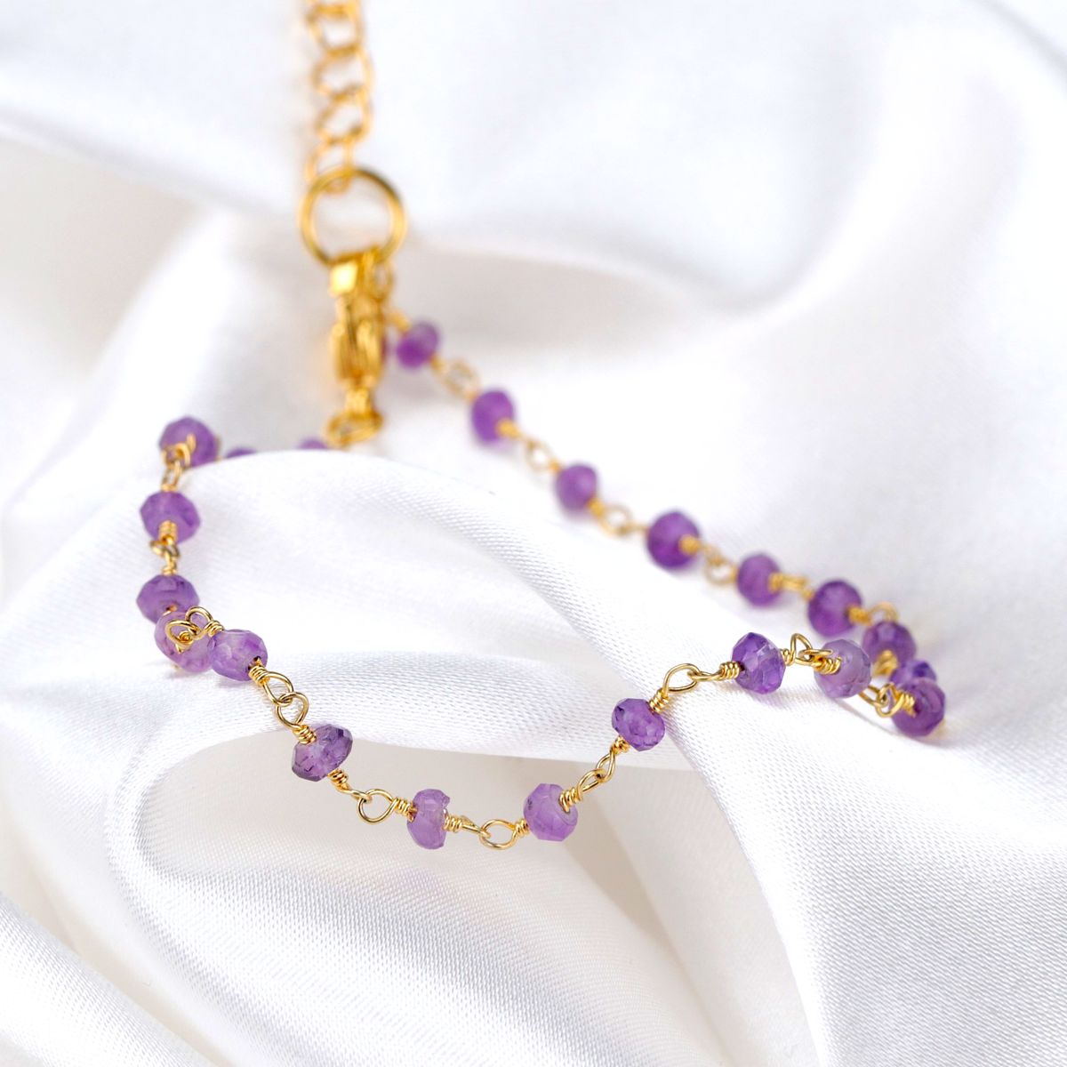vergoldetes Armband mit violetten Amethyst-Rondellen