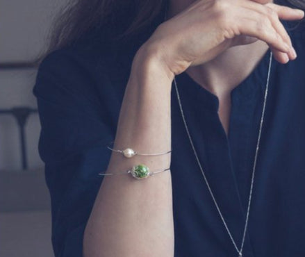 versilberter Armreif mit echtem Moos, kombiniert mit einem edlen Süßwasserperlen-Armreif 