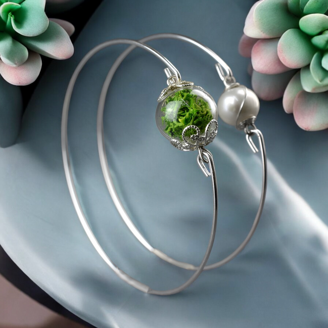 versilberter Armreif mit echtem Moos, kombiniert mit einem edlen Süßwasserperlen-Armreif 