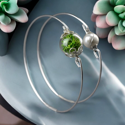 versilberter Armreif mit echtem Moos, kombiniert mit einem edlen Süßwasserperlen-Armreif 