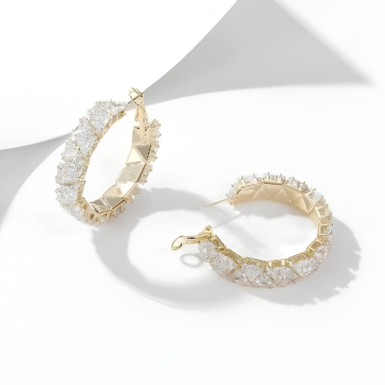 Goldene Virelle Creolen mit funkelnden Zirkonia Steinen